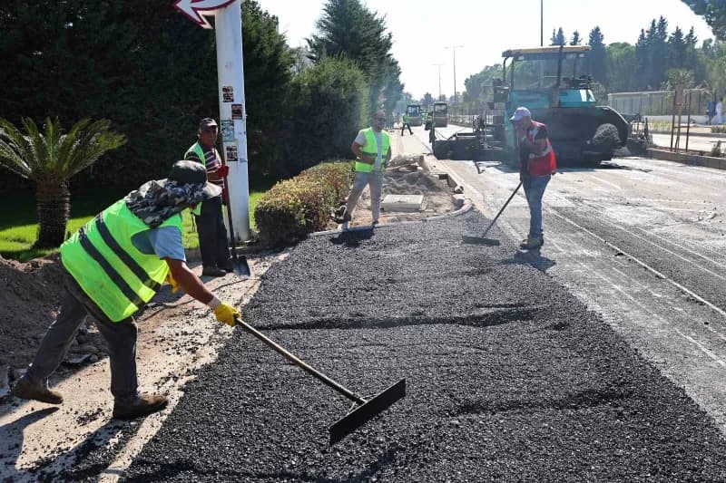 Antalya Büyükşehir Belediyesi, Yaşar Sobutay Bulvarı'nda toplam 4 kilometrelik güzergahta etaplar halinde asfalt çalışma