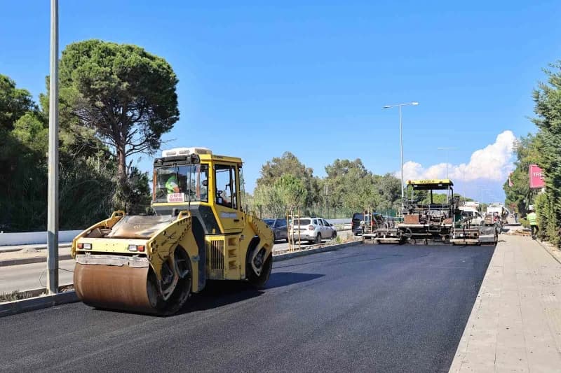 Antalya Büyükşehir Belediyesi, Yaşar Sobutay Bulvarı'nda toplam 4 kilometrelik güzergahta etaplar halinde asfalt çalışma