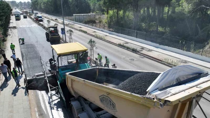 Antalya Büyükşehir Belediyesi, Yaşar Sobutay Bulvarı'nda toplam 4 kilometrelik güzergahta etaplar halinde asfalt çalışma