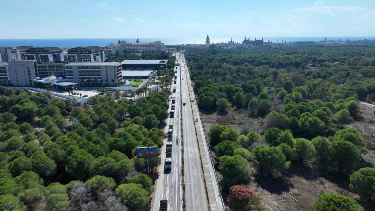 Antalya Büyükşehir Belediyesi, Yaşar Sobutay Bulvarı'nda toplam 4 kilometrelik güzergahta etaplar halinde asfalt çalışma