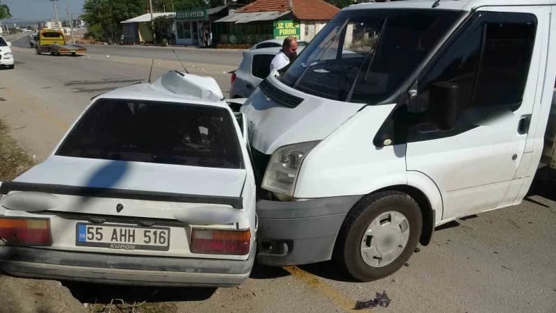 Antalya’da sürücüsünün yoldaki çukura girmemek için direksiyonu kırarak kontrolünü kaybettiği araç karşı yönden gelen ka