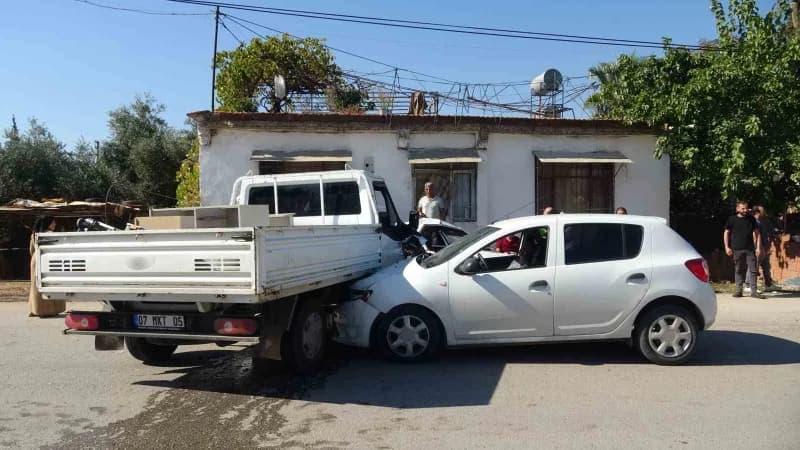 Antalya’da sürücüsünün yoldaki çukura girmemek için direksiyonu kırarak kontrolünü kaybettiği araç karşı yönden gelen ka