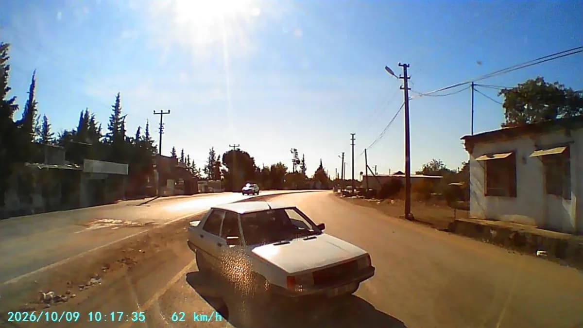 Antalya Kepez'de çukura kaçan otomobilin karşı yönden gelen kamyonetle çarpışma anı araç kamerasında