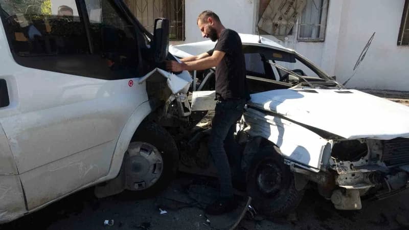 Antalya’da sürücüsünün yoldaki çukura girmemek için direksiyonu kırarak kontrolünü kaybettiği araç karşı yönden gelen ka