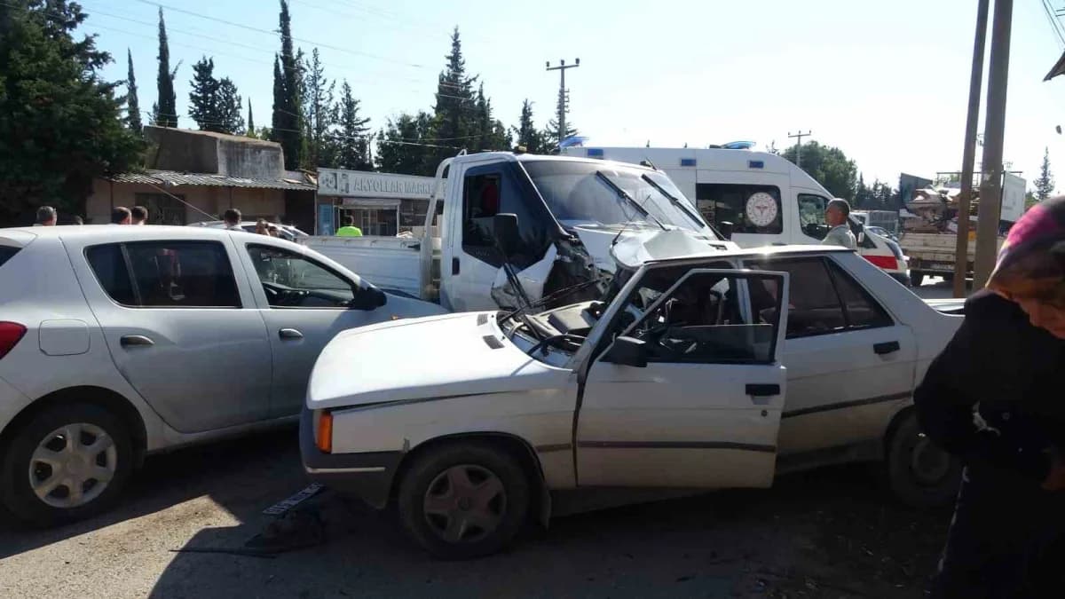 Antalya’da sürücüsünün yoldaki çukura girmemek için direksiyonu kırarak kontrolünü kaybettiği araç karşı yönden gelen ka