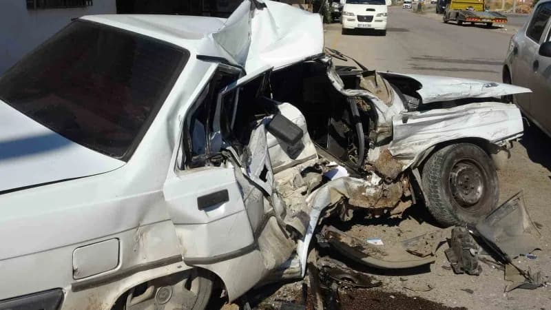 Antalya’da sürücüsünün yoldaki çukura girmemek için direksiyonu kırarak kontrolünü kaybettiği araç karşı yönden gelen ka