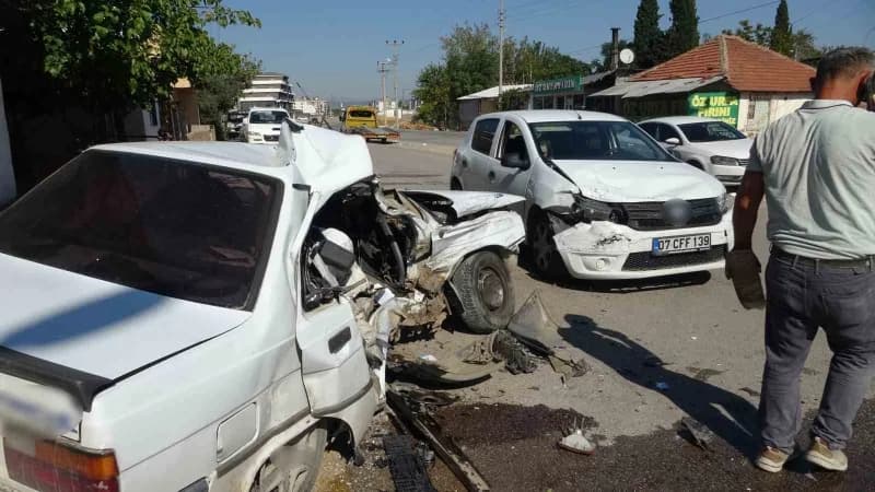Antalya’da sürücüsünün yoldaki çukura girmemek için direksiyonu kırarak kontrolünü kaybettiği araç karşı yönden gelen ka