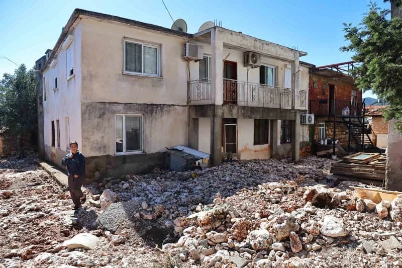 Antalya Büyükşehir Belediyesi ekipleri, zor günler geçiren vatandaşların yanında olarak hayatın yeniden normale dönmesi