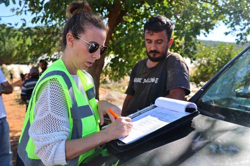 Antalya Büyükşehir Belediyesi ekipleri, zor günler geçiren vatandaşların yanında olarak hayatın yeniden normale dönmesi