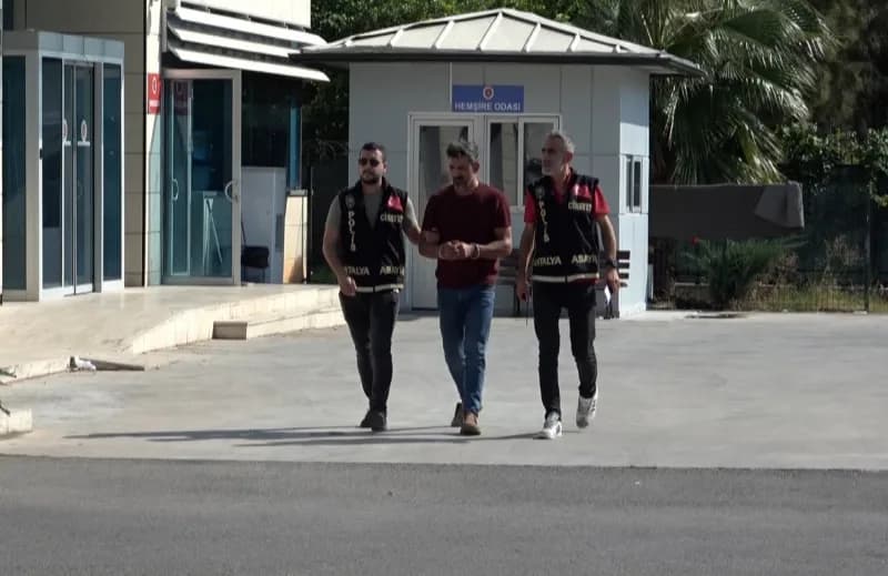 Antalya'da boşandığı eşini eşarpla boğarak öldüren sanığın duruşma salonundaki görüntüsü