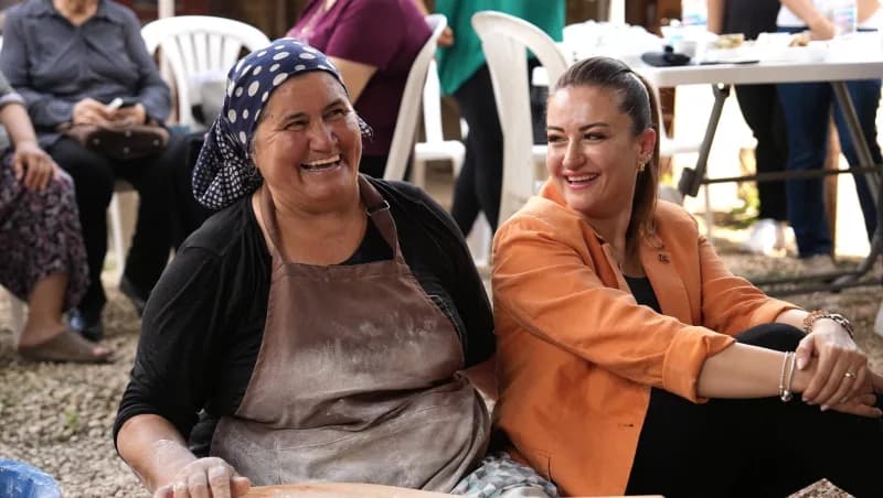 Antalya Büyükşehir Belediyesi kadınlara yufka açarken hamur yoğurma makinesi desteği sağladı
