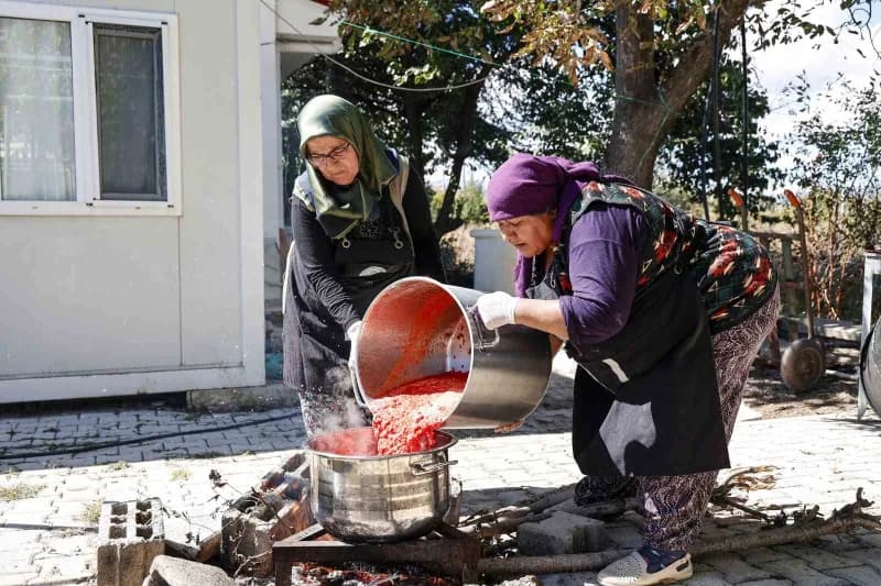 Antalya Büyükşehir Belediyesi'nin kadınlara destek olmak amacıyla hayata geçirdiği üretim alanlarında kış hazırlıkları b
