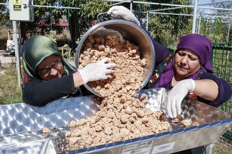 Antalya Büyükşehir Belediyesi'nin kadınlara destek olmak amacıyla hayata geçirdiği üretim alanlarında kış hazırlıkları b