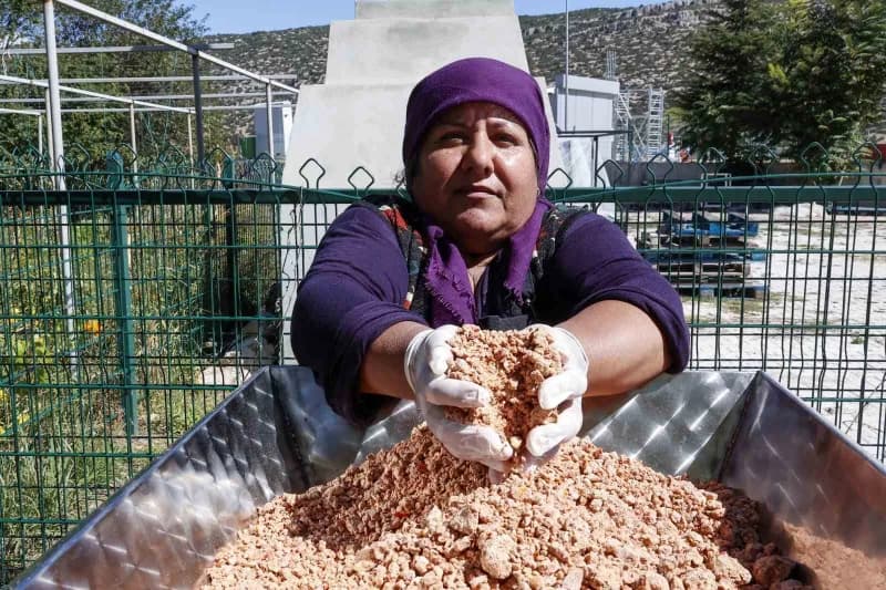 Antalya Büyükşehir Belediyesi'nin kadınlara destek olmak amacıyla hayata geçirdiği üretim alanlarında kış hazırlıkları b