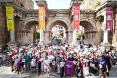 Antalya Kaleiçi’nde düzenlenen oryantiring yarışmasında katılımcılar tarihi sokaklarda harita ve pusula ile hedef noktal