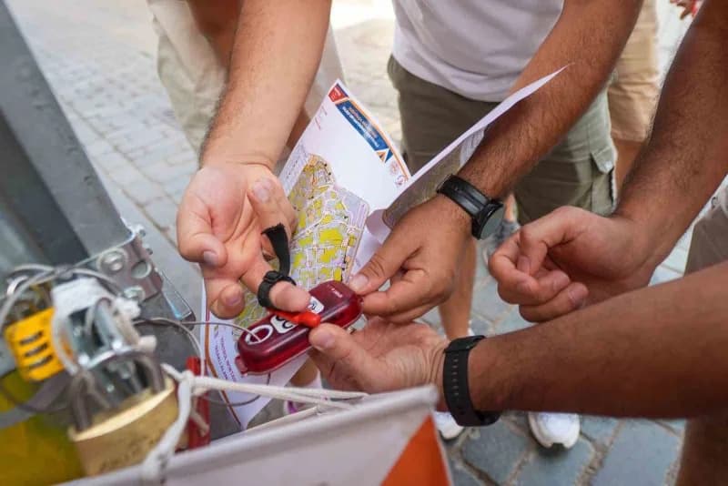 Kaleiçi’nin simge noktalarından Üç Kapılar’da başlayan yarışmada katılımcılar, elektronik kontrol cihazlarını okuttuktan