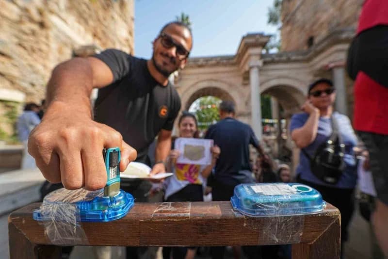 Kaleiçi’nin simge noktalarından Üç Kapılar’da başlayan yarışmada katılımcılar, elektronik kontrol cihazlarını okuttuktan