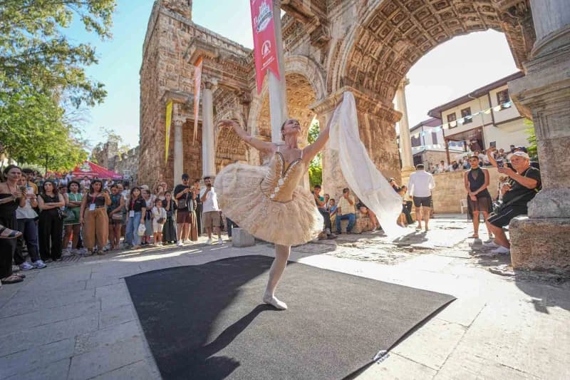 Muratpaşa Belediyesi'nin bu yıl 11'incisini düzenlediği Kaleiçi Old Town Festivali, tarihî Kaleiçi sokaklarını sanatın f