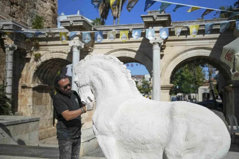 Muratpaşa Belediyesi'nin bu yıl 11'incisini düzenlediği Kaleiçi Old Town Festivali, tarihî Kaleiçi sokaklarını sanatın f