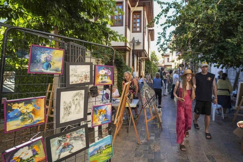 Muratpaşa Belediyesi'nin bu yıl 11'incisini düzenlediği Kaleiçi Old Town Festivali, tarihî Kaleiçi sokaklarını sanatın f