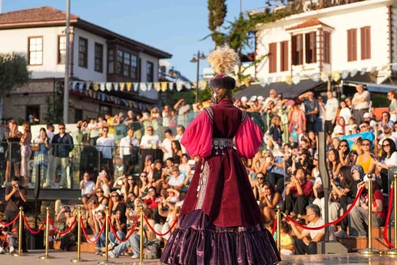 Antalya Kaleiçi’nde sanat etkinlikleri kapsamında düzenlenen heykel çalıştayı ve bale gösterisi