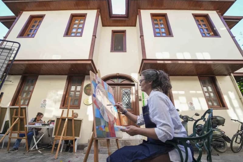 Muratpaşa Belediyesi'nin bu yıl 11'incisini düzenlediği Kaleiçi Old Town Festivali, tarihî Kaleiçi sokaklarını sanatın f