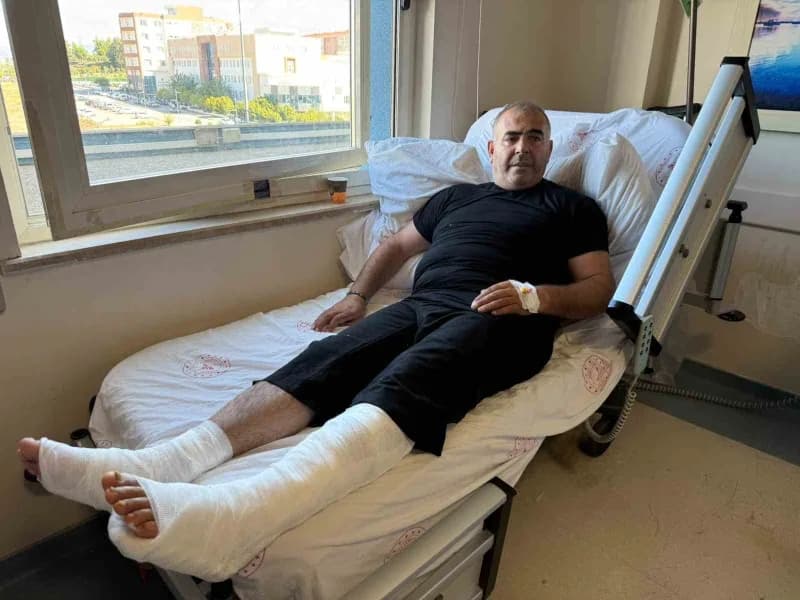 Alevlerin içinde direksiyonu bariyerlere kıran ve son anda araçtan atlayarak yaralanan emekli tır şoförü, "Aşağıdan çolu