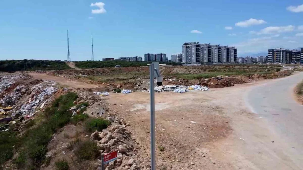 Antalya Kepez’de seyir halindeki beton mikserinden yola harç dökülmesi sonrası belediye ekiplerinin denetim yapması