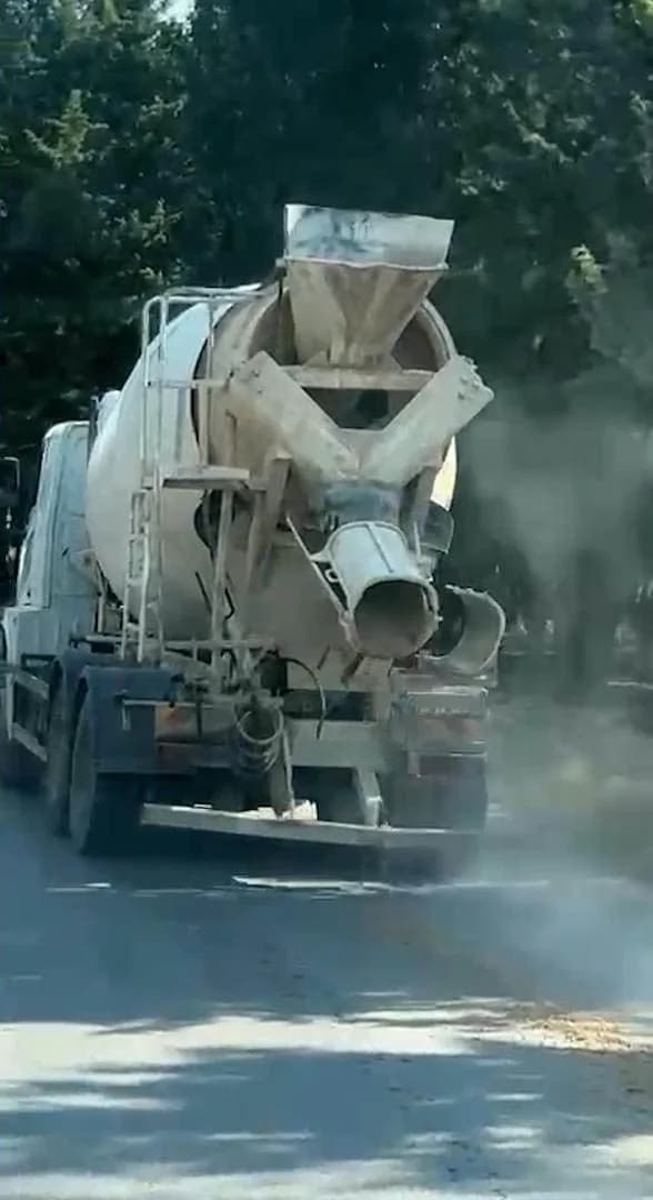 Antalya’nın Kepez ilçesinde Seyir halindeki beton mikserinden yola harç dökülmesi pahalıya mal oldu. Aktoprak Mahallesi’
