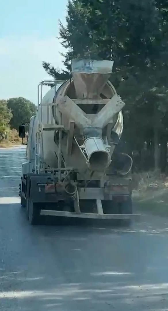 Antalya’nın Kepez ilçesinde Seyir halindeki beton mikserinden yola harç dökülmesi pahalıya mal oldu. Aktoprak Mahallesi’