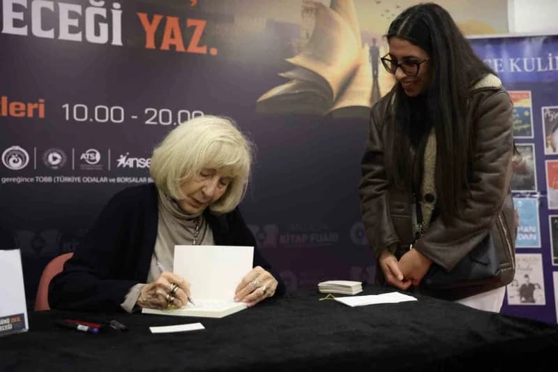 Ayşe Kulin'in kitabı imzalaması