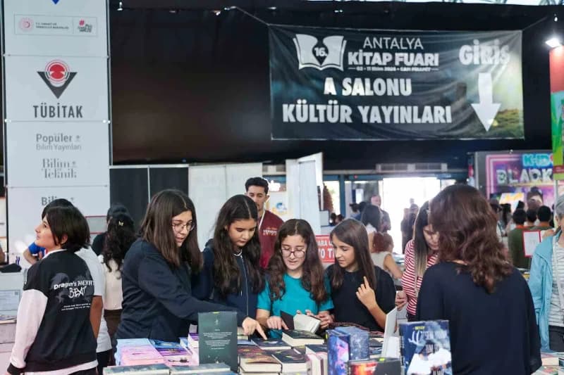 Antalya Büyükşehir Belediyesi'nin ev sahipliğinde bu yıl 16'ncısı düzenlenen Antalya Kitap Fuarı, öğrencilerin yoğun ilg