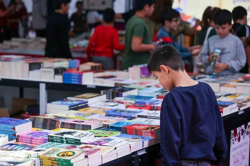 Antalya Büyükşehir Belediyesi'nin ev sahipliğinde bu yıl 16'ncısı düzenlenen Antalya Kitap Fuarı, öğrencilerin yoğun ilg