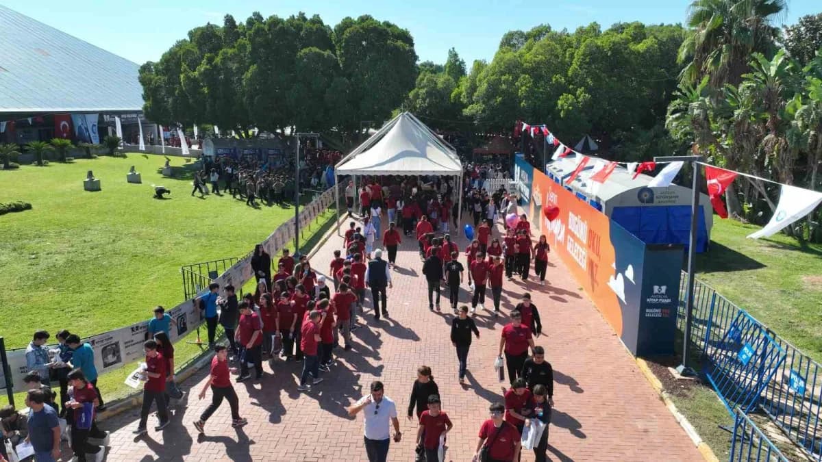 Antalya Büyükşehir Belediyesi'nin ev sahipliğinde bu yıl 16'ncısı düzenlenen Antalya Kitap Fuarı, öğrencilerin yoğun ilg