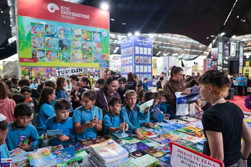 Antalya Büyükşehir Belediyesi'nin ev sahipliğinde bu yıl 16'ncısı düzenlenen Antalya Kitap Fuarı, öğrencilerin yoğun ilg