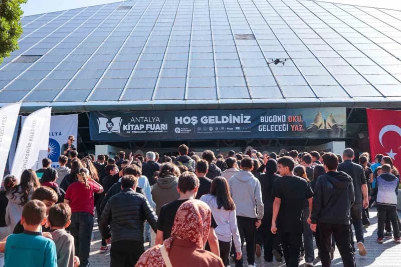 Antalya Kitap Fuarı’nda öğrenciler yayınevi stantlarını geziyor ve kitapları inceliyor