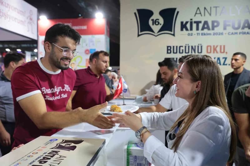 Antalya Kitap Fuarı’nda kitap stantları ve ziyaretçiler kültür etkinliğinde buluşuyor