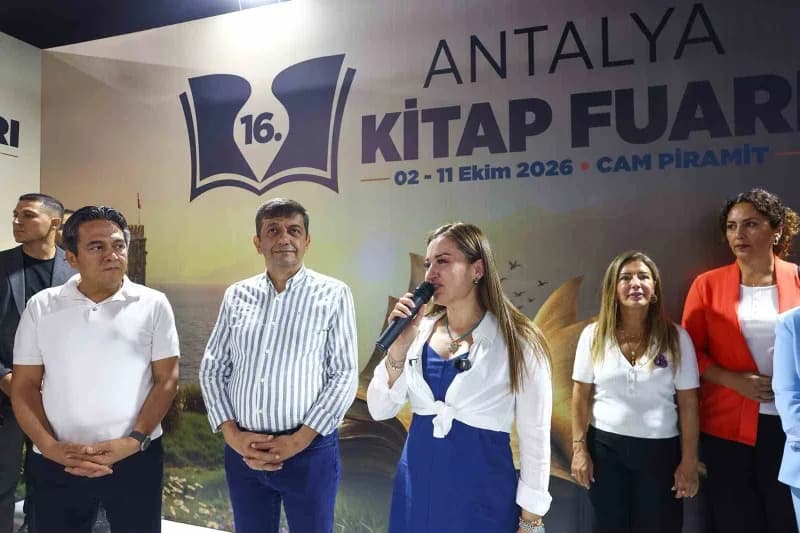 Antalya Büyükşehir Belediye Başkan Vekili Büşra Özdemir, Kitap fuarına gösterilen ilgiden dolayı tüm kitapseverlere teşe