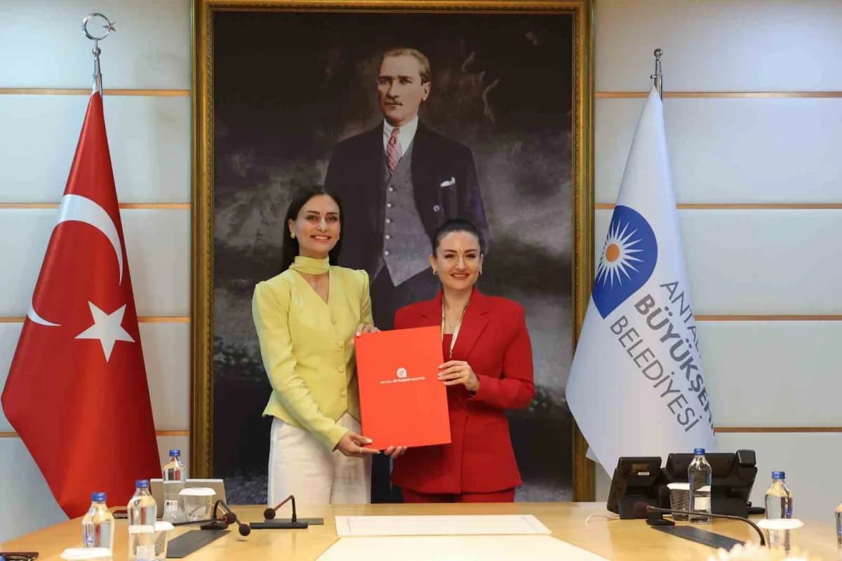 Antalya Büyükşehir Belediye Başkan Vekili ve Korkuteli Belediye Başkanı işbirliği protokolü imzalarken