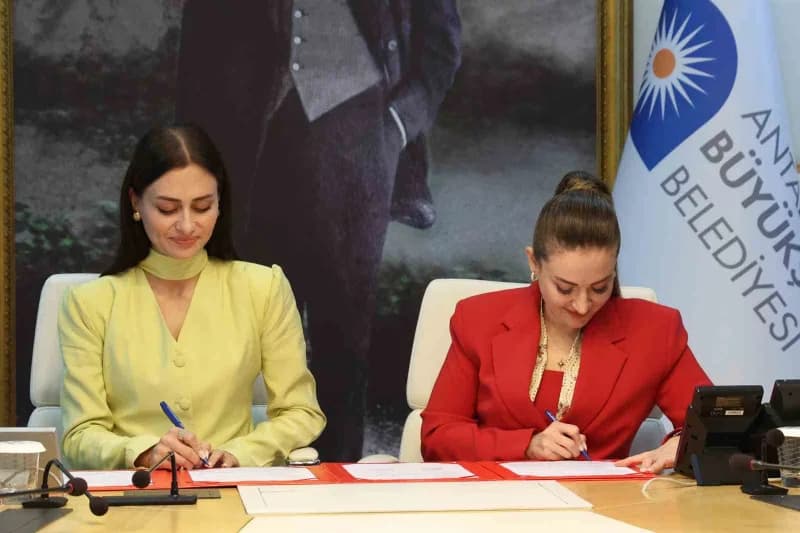 Antalya Büyükşehir Belediye Başkan Vekili Büşra Özdemir ile Korkuteli Belediye Başkanı Saniye Caran arasında iki önemli