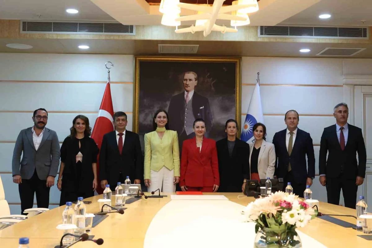 Antalya Büyükşehir Belediye Başkan Vekili Büşra Özdemir ile Korkuteli Belediye Başkanı Saniye Caran arasında iki önemli