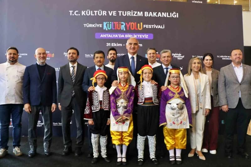 Türkiye Kültür Yolu Festivali'nin Antalya ayağı, Haşim İşcan Kültür Merkezi'nde Bakan Ersoy'un katıl