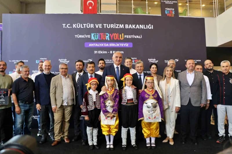 Türkiye Kültür Yolu Festivali'nin Antalya ayağı, Haşim İşcan Kültür Merkezi'nde Bakan Ersoy'un katıl