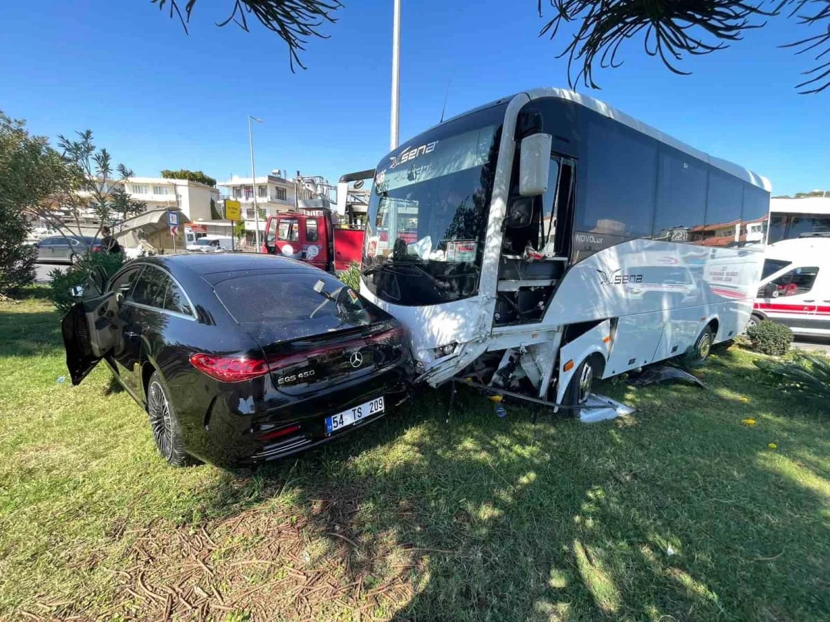 Antalya Alanya D-400 Karayolu'nda midibüs ile otomobilin çarpışması sonrası olay yerinde sağlık ve itfaiye ekipleri çalı
