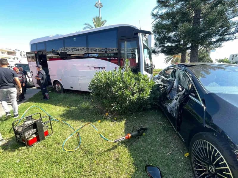Antalya’nın Alanya ilçesinde yolcu midibüsü ile otomobilin çarpışması sonucu meydana gelen kazada 1 kişi yaralandı.