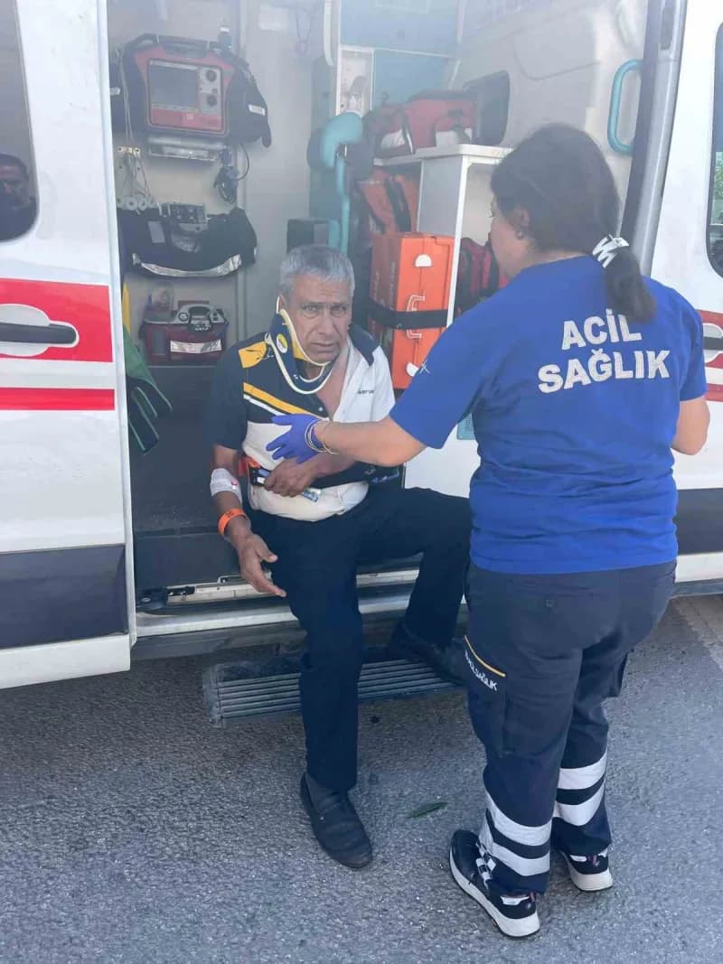 Yaralılar sağlık ekiplerinin olay yerindeki ilk müdahalesinin ardından hastaneye kaldırıldı.