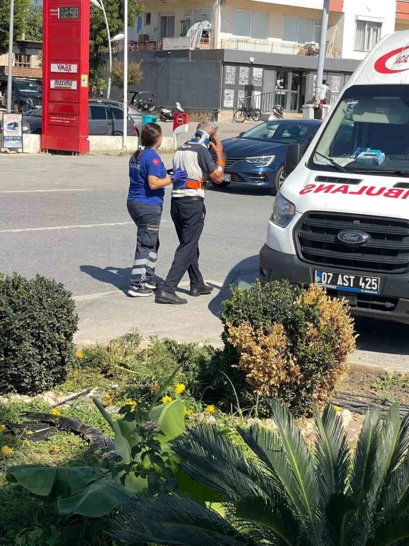 Yaralılar sağlık ekiplerinin olay yerindeki ilk müdahalesinin ardından hastaneye kaldırıldı.