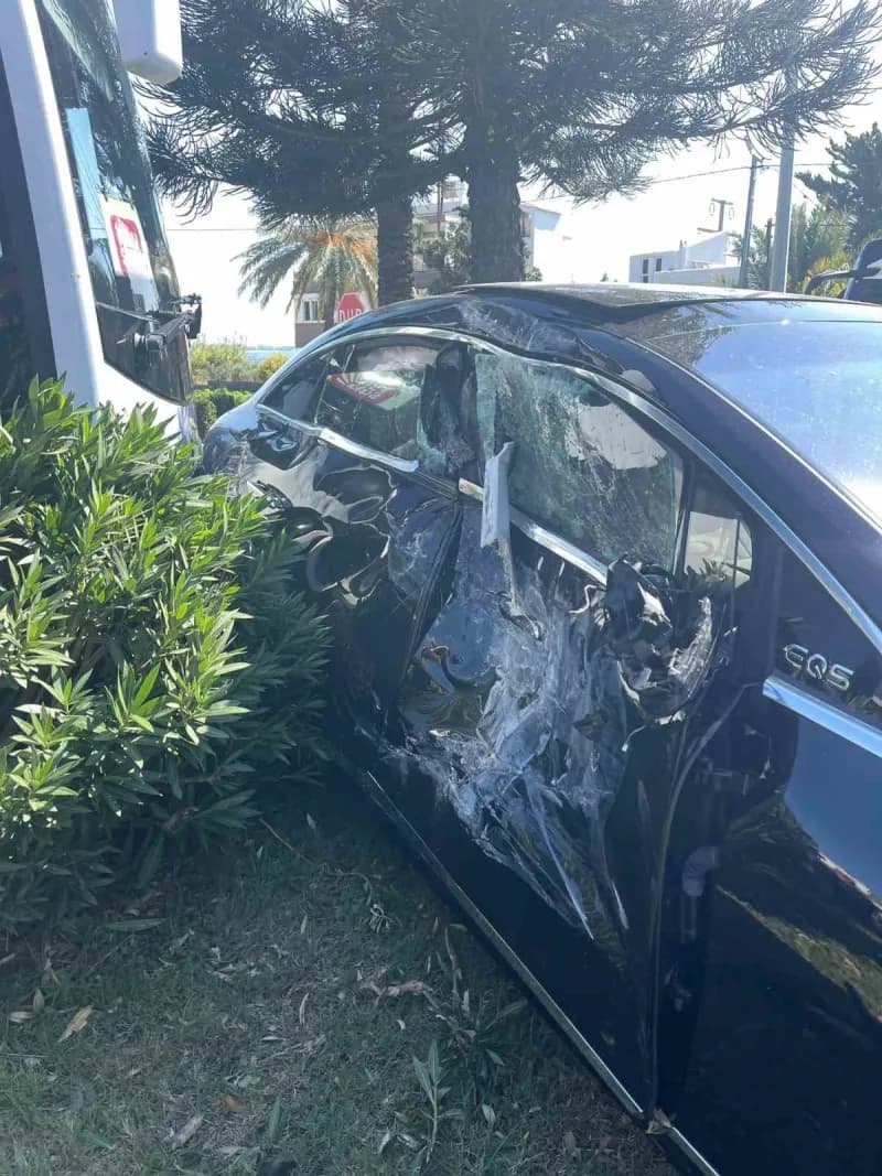 Antalya’nın Alanya ilçesinde yolcu midibüsü ile otomobilin çarpışması sonucu meydana gelen kazada 1 kişi yaralandı