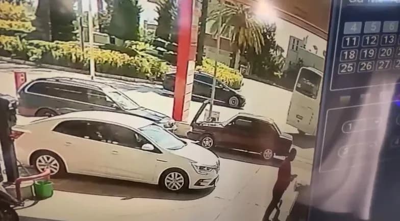 Kaza anı güvenlik kamerasına saniye saniye yansıdı.