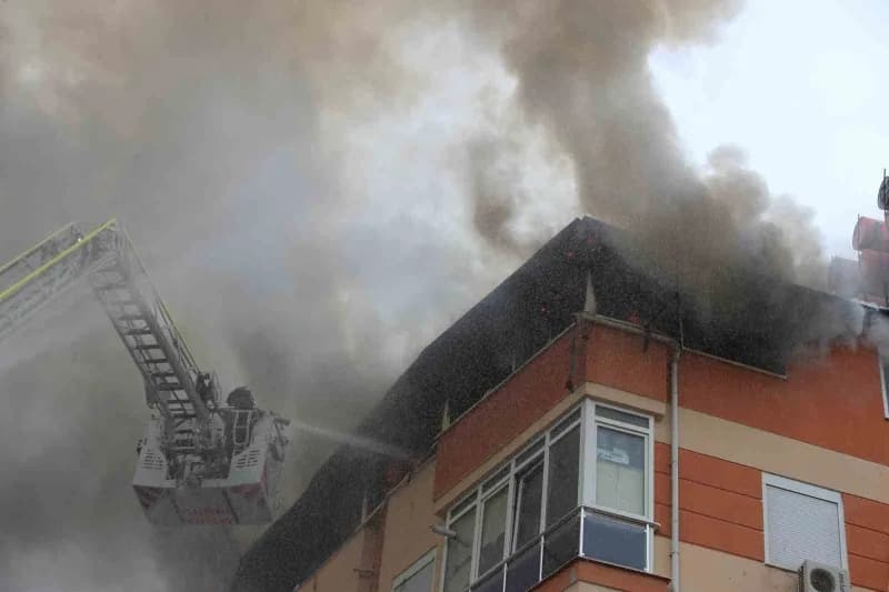 Antalya’da 5 katlı bir apartmanın en katında yangın çıktı. İtfaiye ekiplerinin yaklaşık 1 saatlik çalışması sonucu yangı